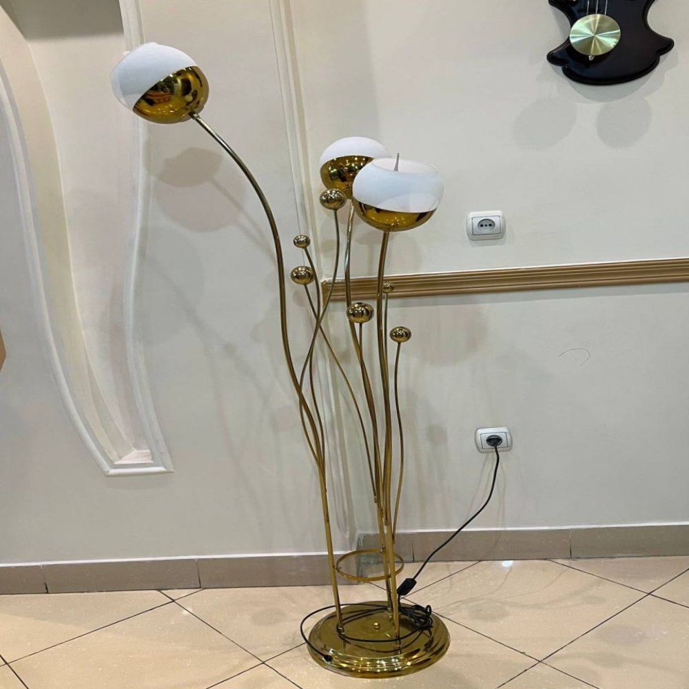 آباژور ایستاده کنار مبلی گلسان 150 سانتی