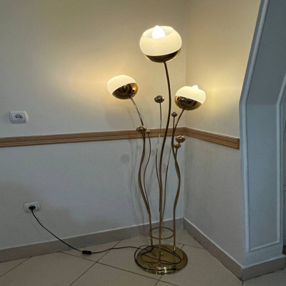آباژور ایستاده کنار مبلی گلسان 150 سانتی