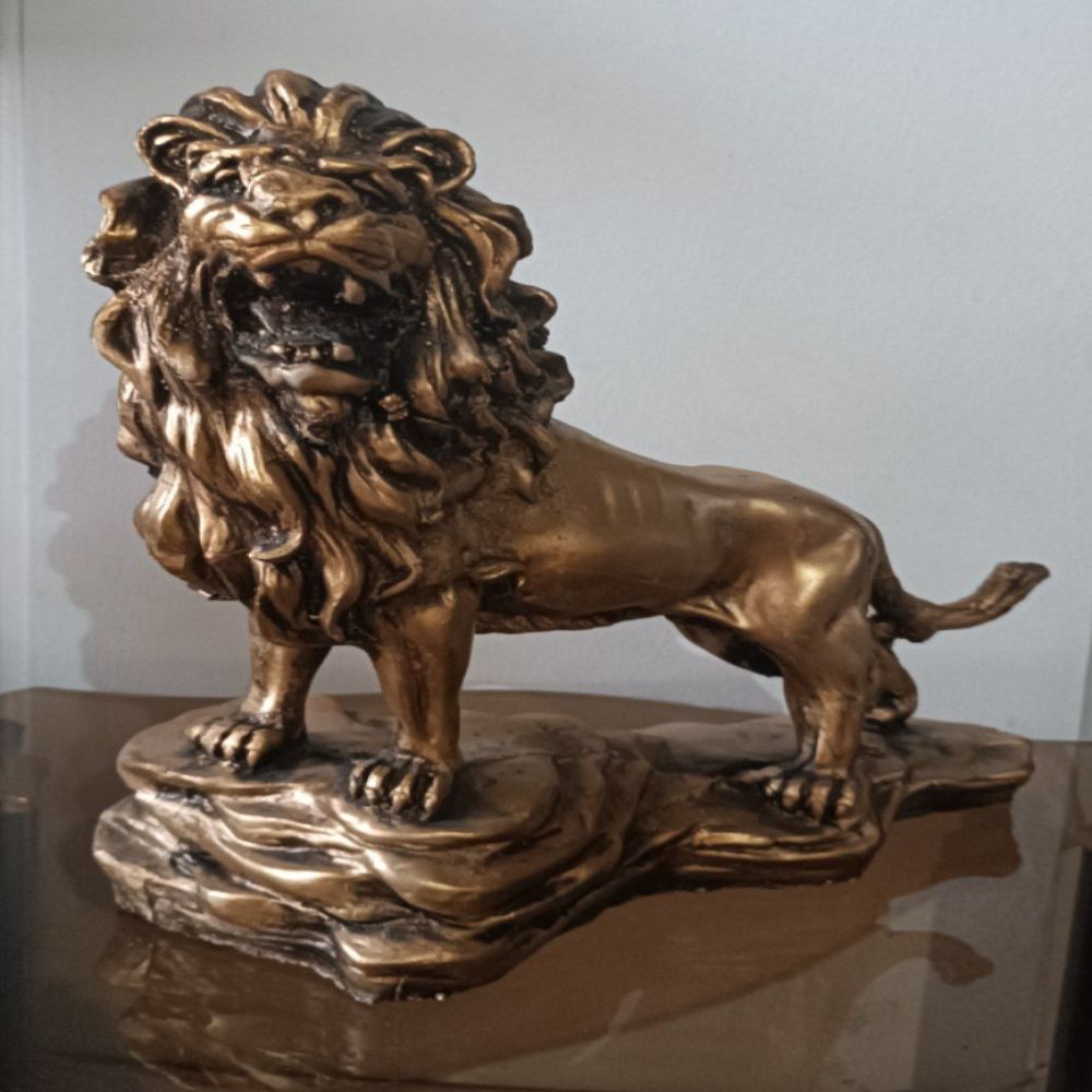 مجسمه صخره و شیر خشمگین