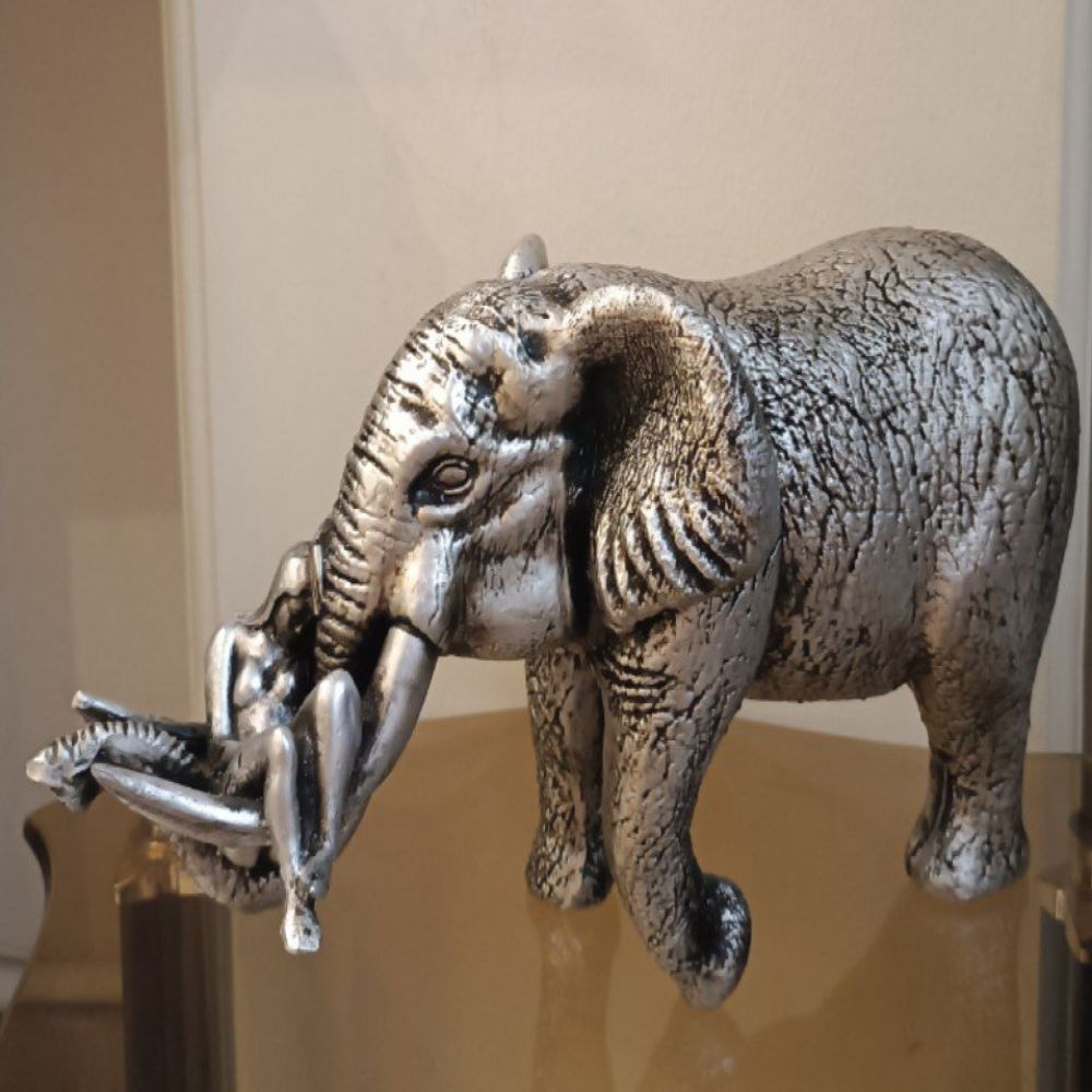 مجسمه فیل عاشق